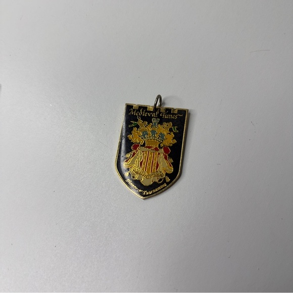Medieval Times Crest Pendant Dinner & Tournament Keychain Enamel Gloss Gold VTG - Picture 13 of 15